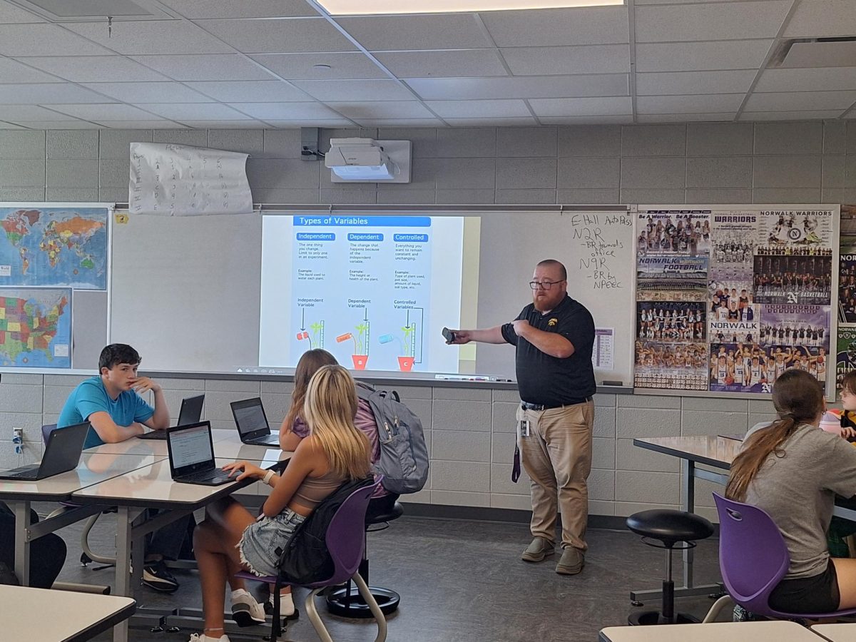 Mr. Clay teaches about the scientific method of psychology while students follow along and take notes on Aug. 29 in Mr. Clay's room. In class Norwalk students learned about the scientific method in order to prepare for their psychology research assessment.