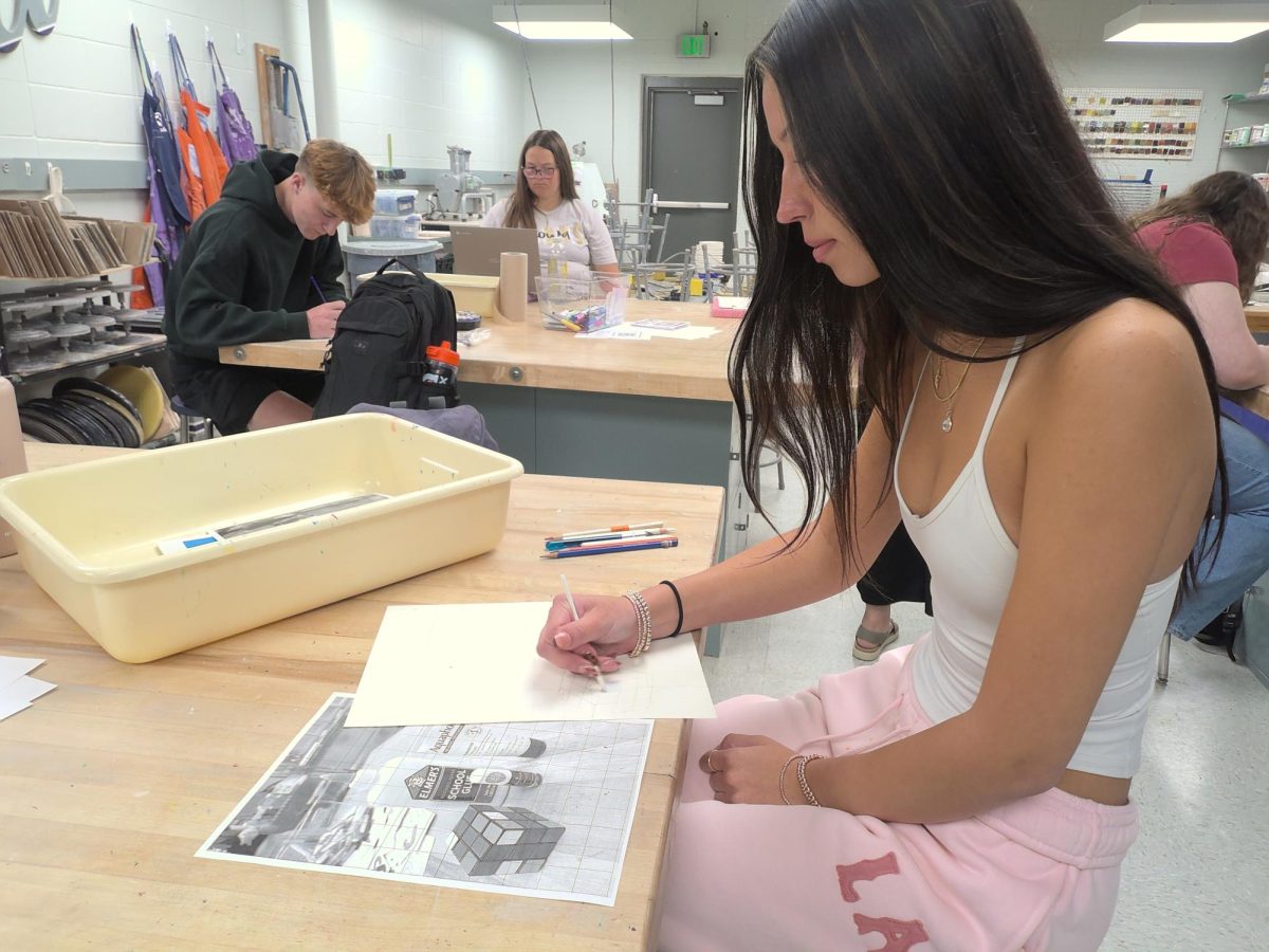 Emma Linares works on a charcoal drawing in Mrs Davidson's class during 9th hour on Friday, Aug. 29. She said she was drawing things she picked out around the room.